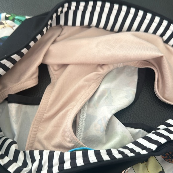 Lululemon Bug Seawheeze Speed Shorts! - Picture 6 of 6